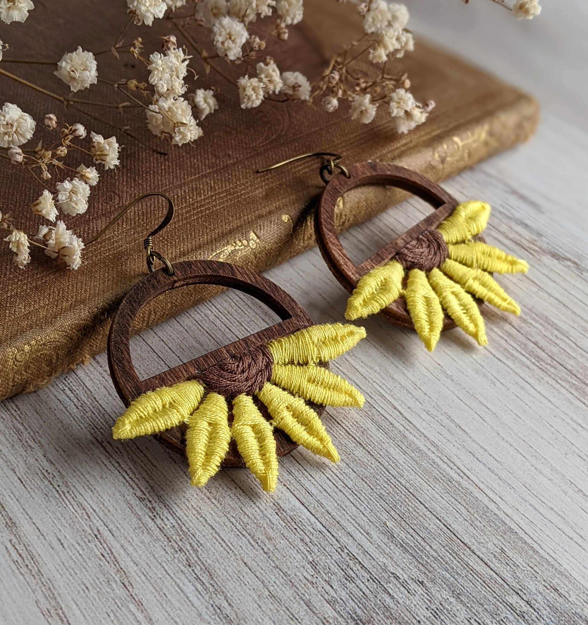 Gorgeous Boho Sunflower Earrings - Perfect for Vintage Engagement